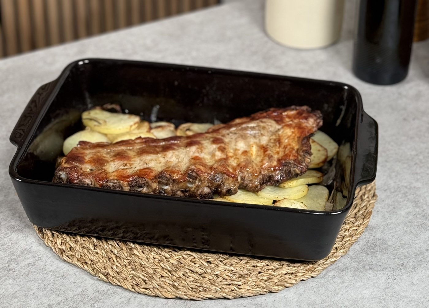 Costillas de cerdo asadas con patatas panadera